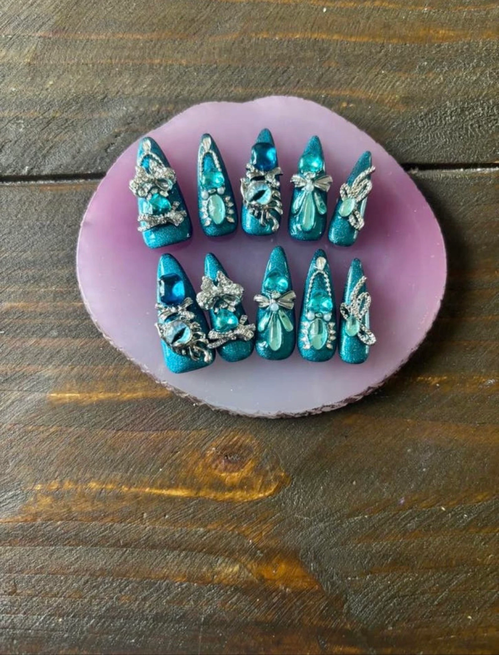 Press on nails M 